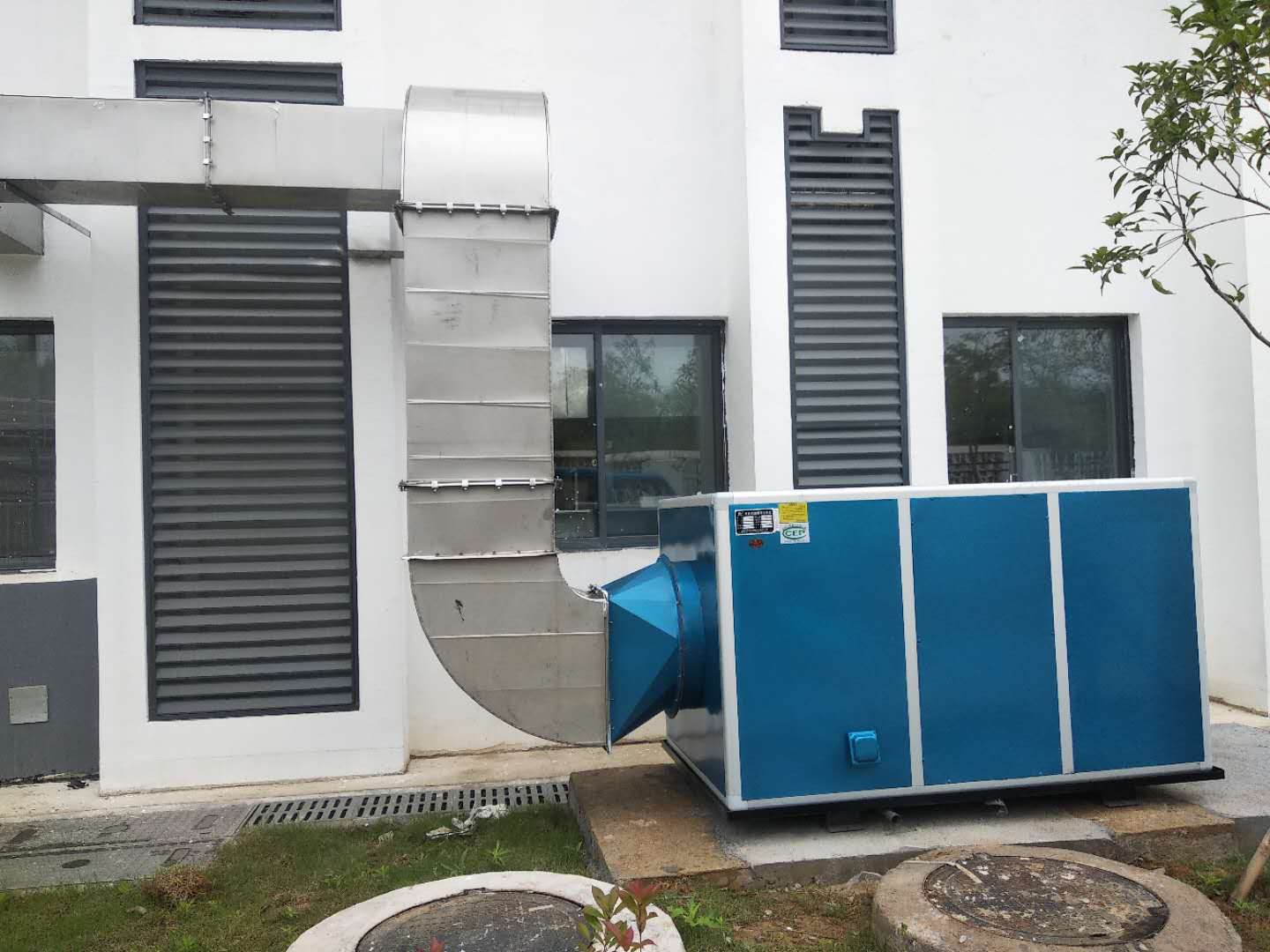 黃山北站高鐵站使用安徽國(guó)茂機(jī)電油煙凈化一體機(jī)組 